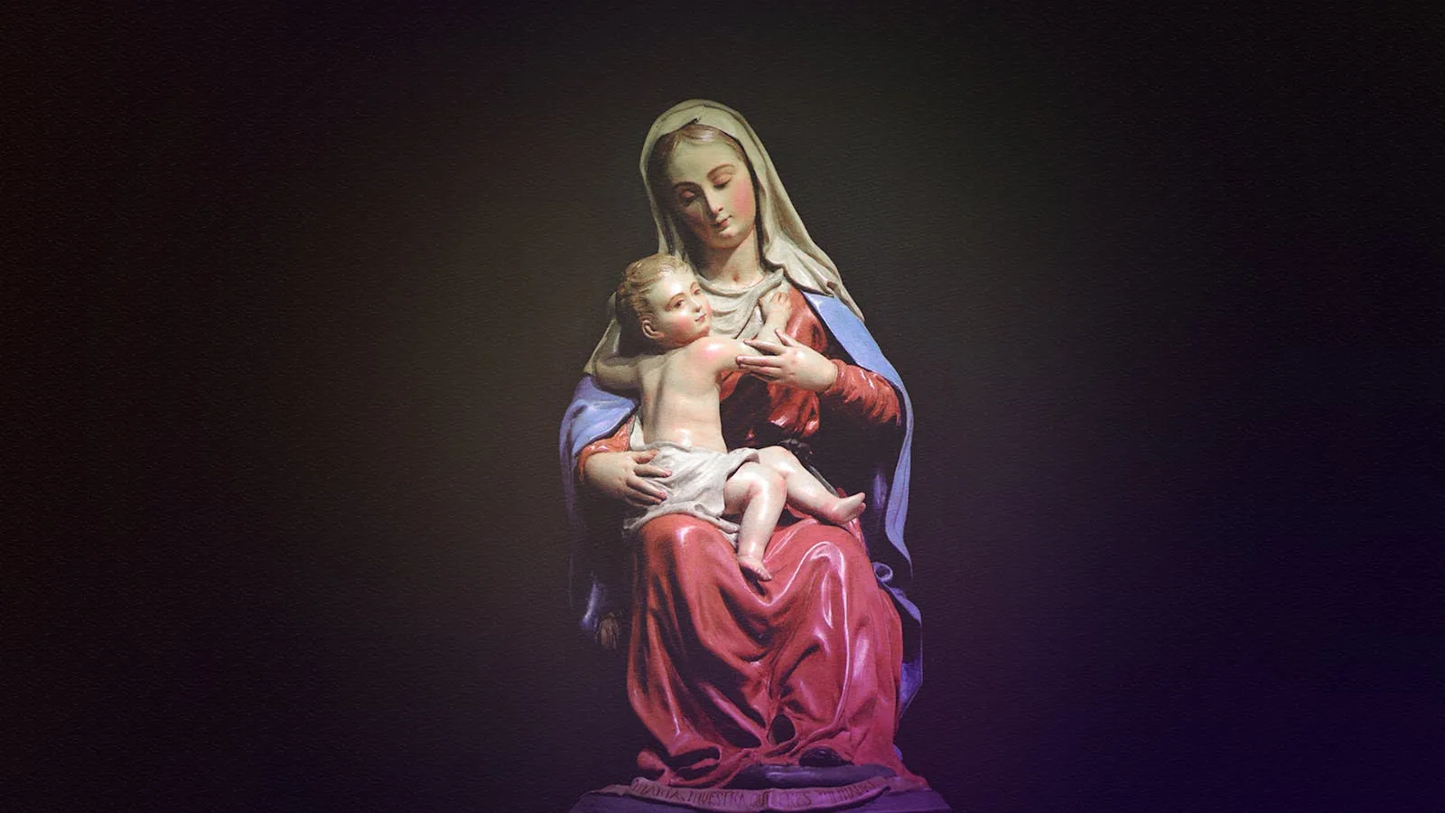 A beautifully crafted statue depicting Mary holding child Jesus, showcasing religious art and devotion.